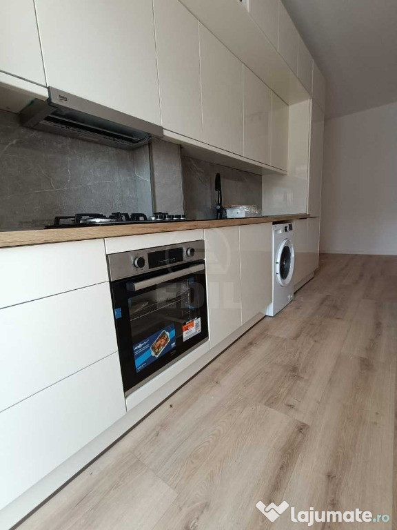 Apartament 3 camere semidecomandat zona Eroilor