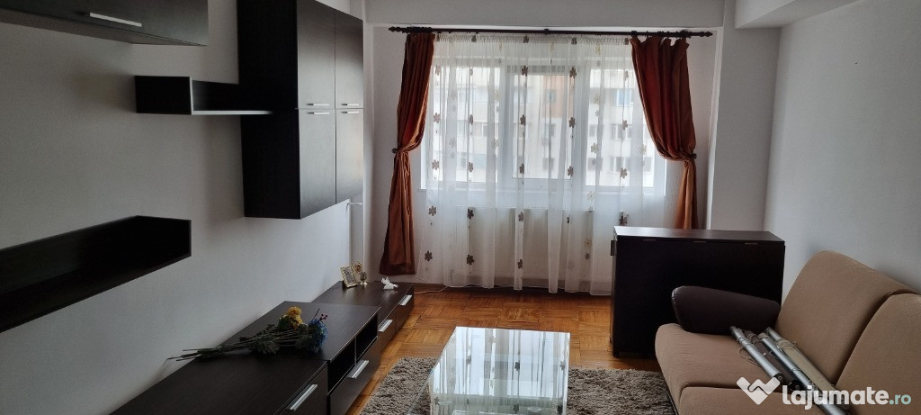 Ofer spre închiriere apartament cu 3 camere