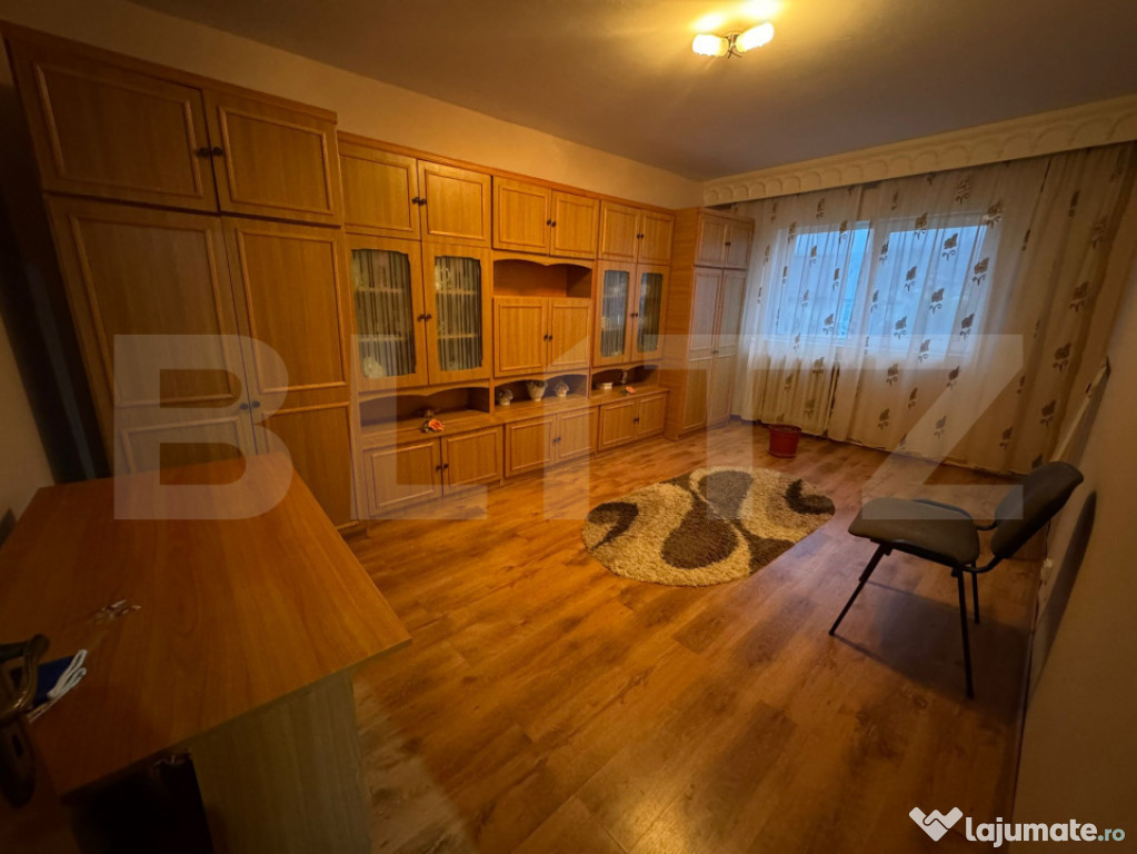 Apartament cu 3 camere de inchiriat, zona Bradet
