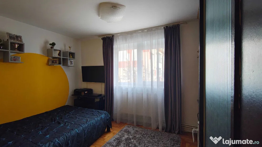 Apartament cu 2Ccamere Semidecomandate - etaj 3 - Zona Zamca