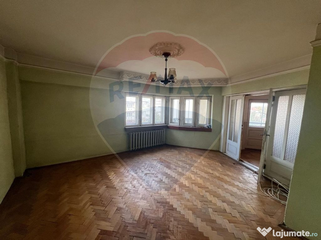 Apartament cu 4 camere de vânzare în zona Central