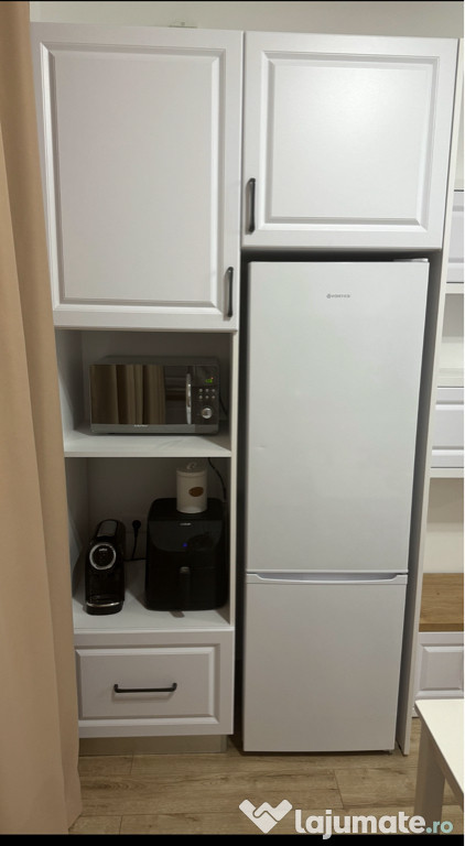 Mobila bucatarie cu frigider incorporat