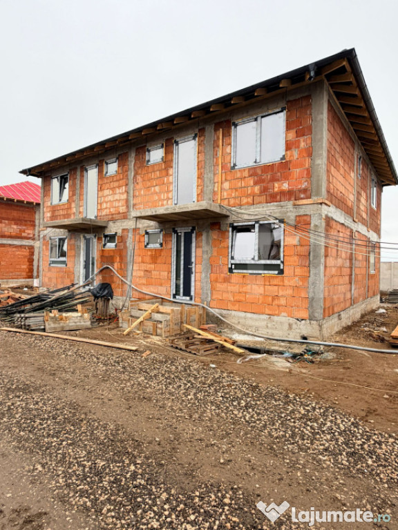 Casă nouă cu 3 dormitoare, 2 băi și teren de 220 mp