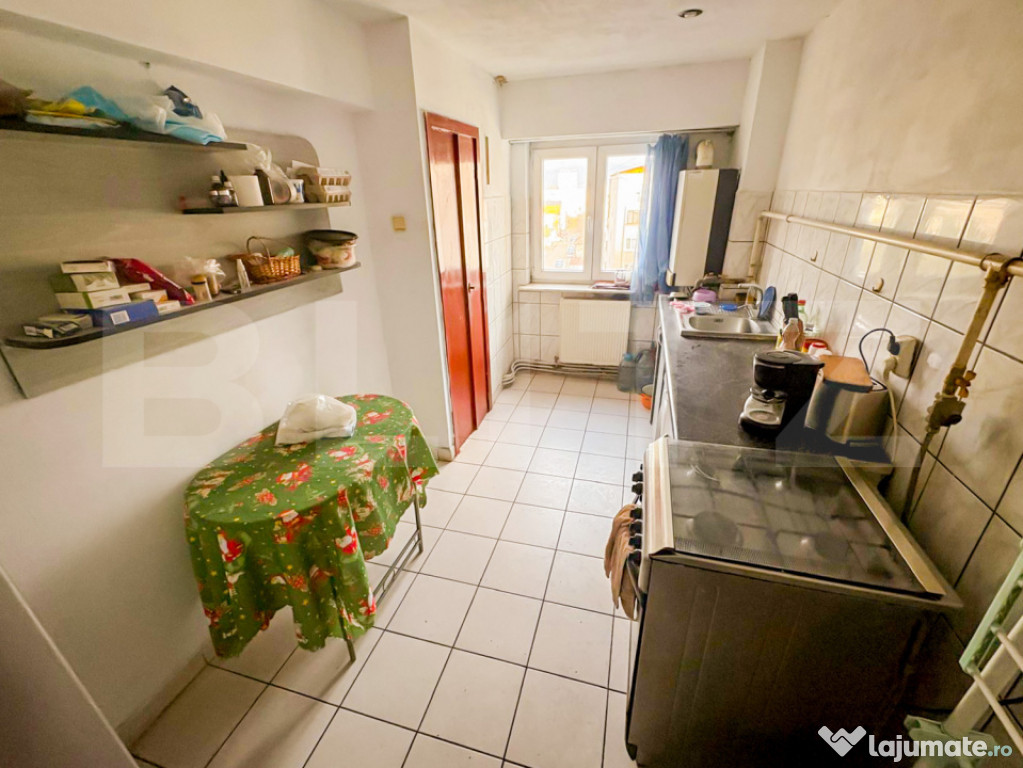 Apartament cu 4 camere, decomandat, zona Decebal