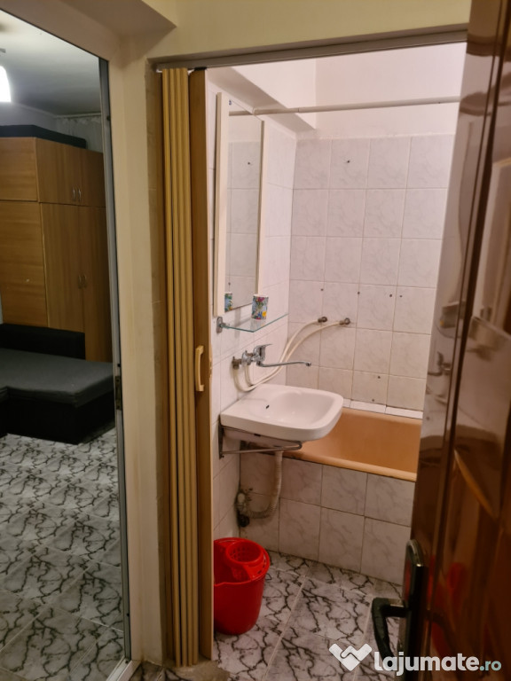 Închiriez garsoniera zona Cet