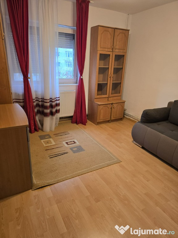 Apartament cu 3 camere, cartier Rovine