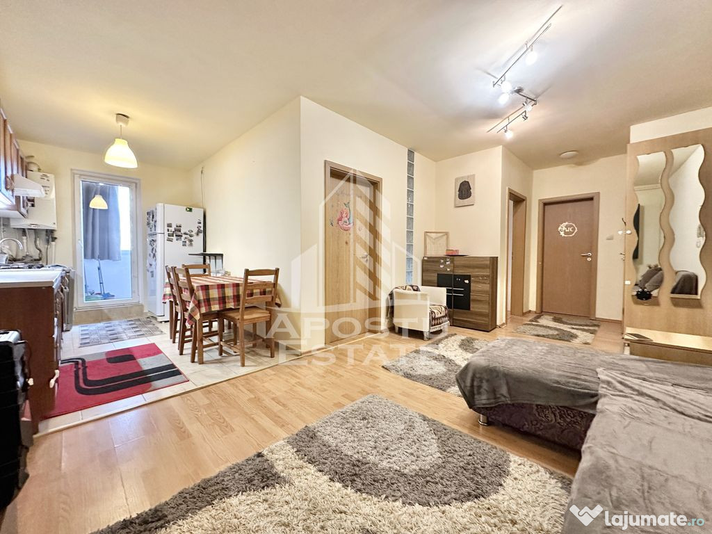 Apartament cu 3 camere, debara si terasa inchisa de 12 mp...