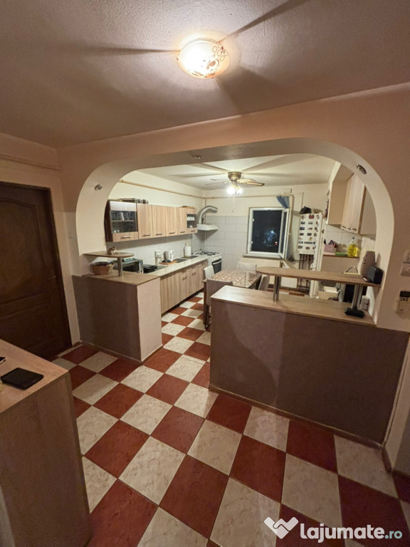 Vând apartament cu 3 camere