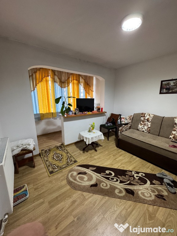 Vand apartament cu 3 camere