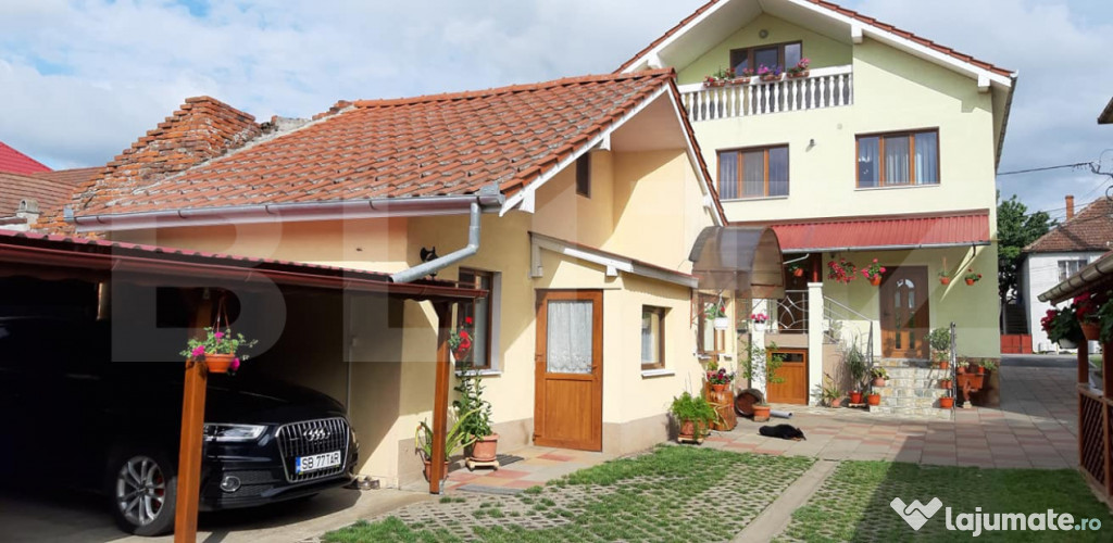 Pensiune turistica + casa de locuit, 315 mp, teren 761 mp, z