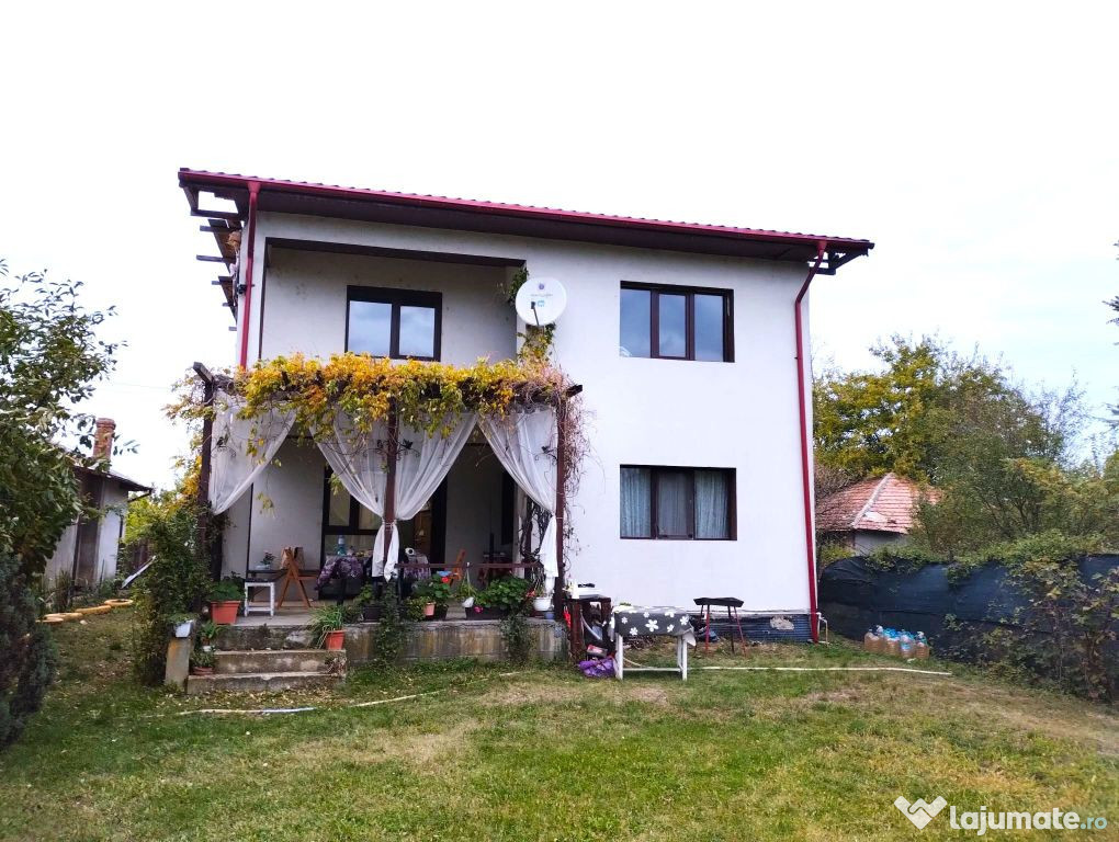 Vilă individuală 6 camere, teren 903 mp !