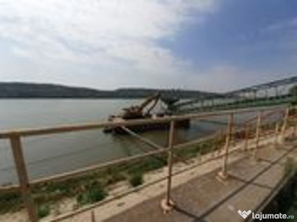 Oltenita - teren pe malul Dunarii cu chei betonat