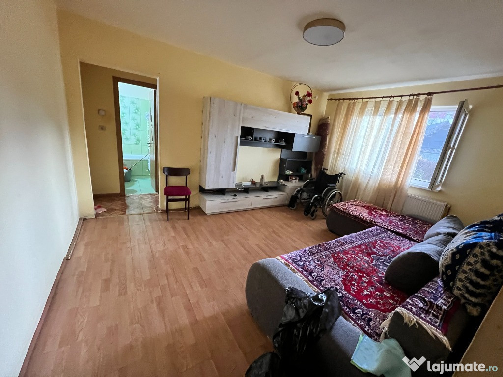 Apartament 2 camere semidecomandat,zona Calea Cisnadiei