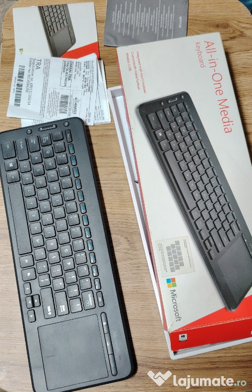 Tastatura Microsoft cu pad.