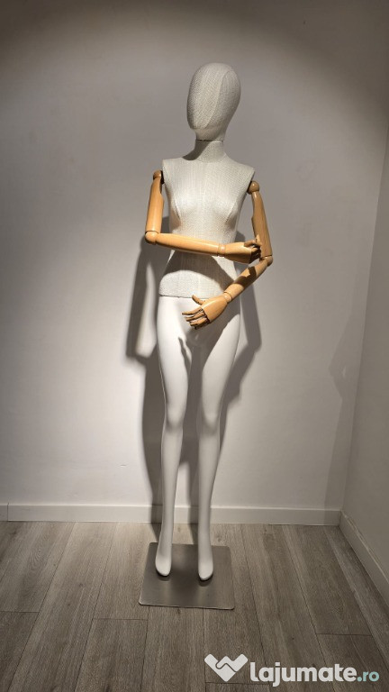 Manechine dama din fibra de sticla cu maini din lemn si tesatura in