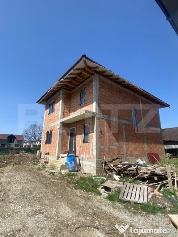 Casa la rosu de vanzare, cu 5 camere, 168 mp, Bistrita