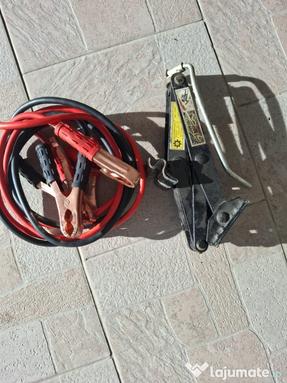 Vand cabluri noi si cric pentru masina.