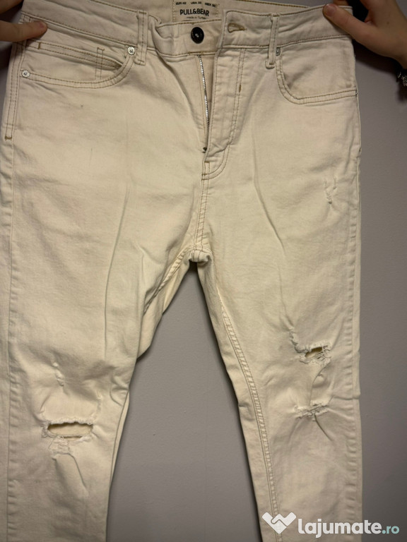 Blugi Pull&Bear carrot fit – culoare deosebită