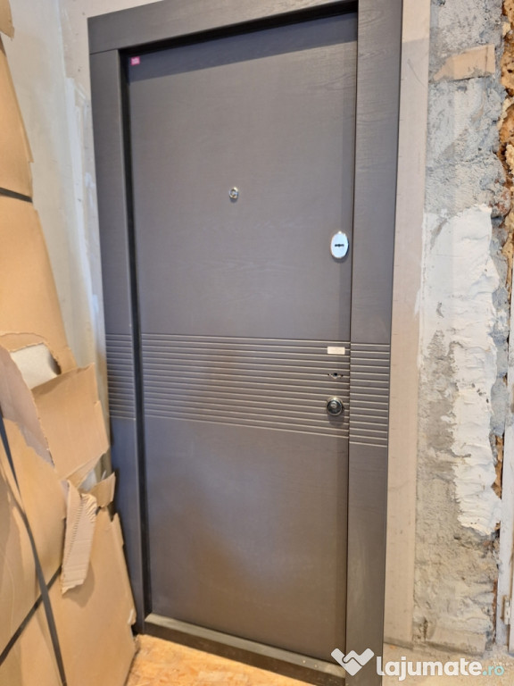 Ușă apartament cu doua culori