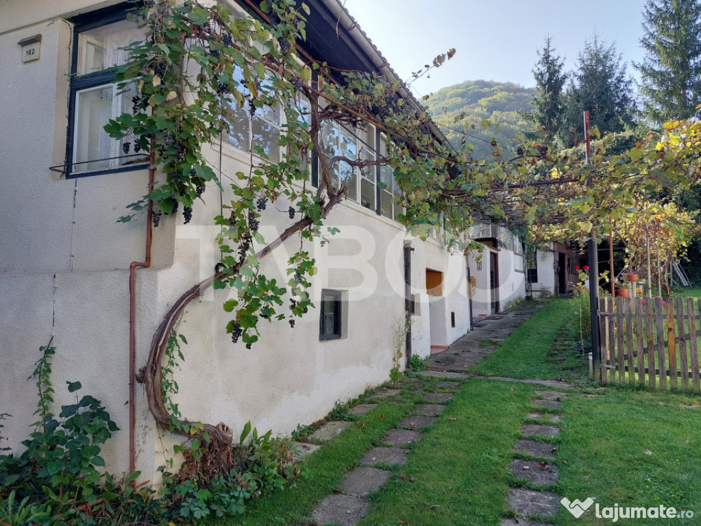Casa de vanzare cu 2 apartamente separate si teren 500 mp Ci