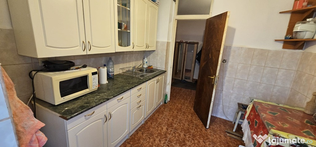 Anda , 2 camere cu centrala gaze , etaj intermediar