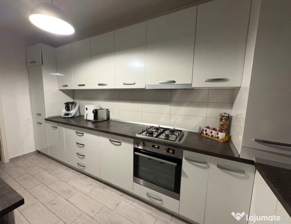 Apartament 2,5 camere, decomandat - zona Avantgarden