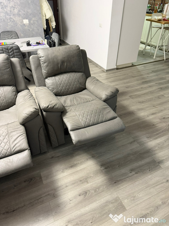 Vând set canapele cu recliner