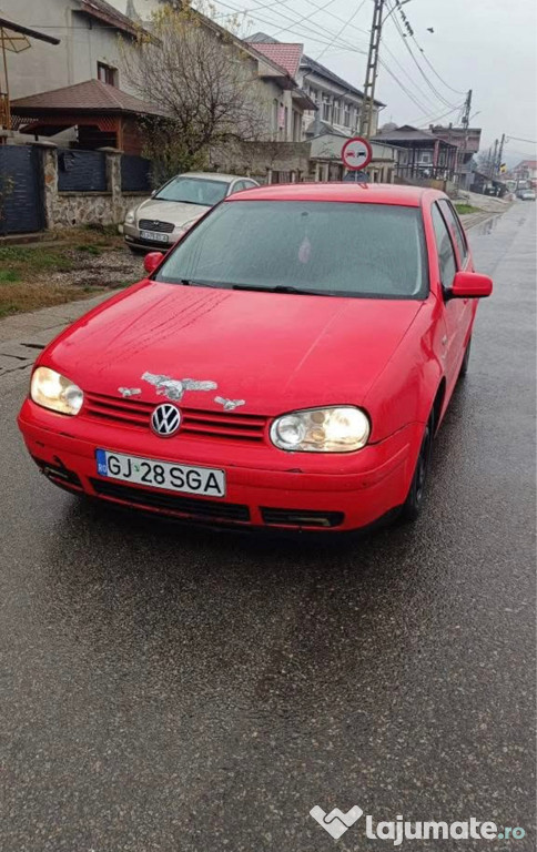 Vând sau schimb golf 4