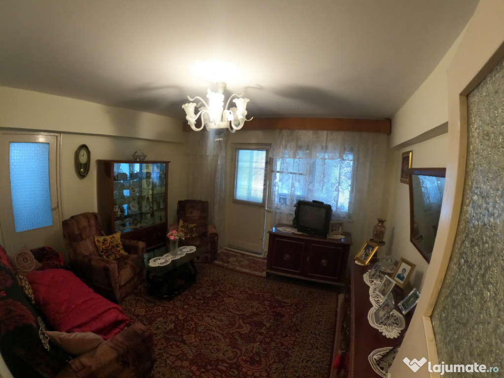 Apartament cu 3 camere la etajul 3/4 decomandat izolat termi