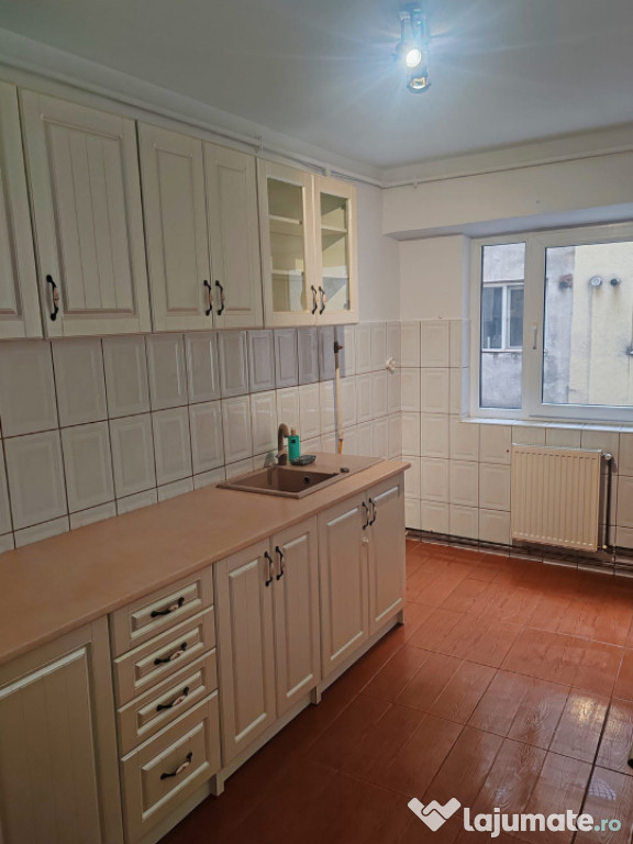 Apartament 3 camere semidecomandat – zonă excelentă Don