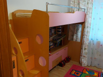 Pat etajat cu bibliotecă pentru cameră copii