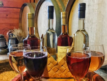 Vand vin alb rosu roze,Tuica, Palinca si Coniac de casa (Crama Vlad)