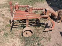 Plug pentru tractoraș, cu trei trupițe.