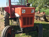 Tractor și presă de balotat