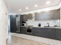 Apartament cu 3 camere de vanzare in zona Tractorul