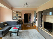 Apartament cu 3 camere, decomandat - zona Tractorul