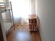 Garsoniera renovata, 12 mp cu baie proprie, etajul 1, zon...