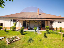 Casă cu 3 apartamente, piscină și 1000 mp teren, vânz...