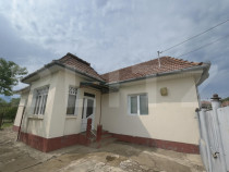 Casă cu 2 camere curte spațioasă și grădină îngrijit?