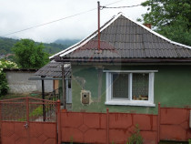 Casă cu 2 camere și 2 ari de teren de vânzare în zona...