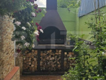 Casă spațioasă cu mansardă, curte amenajată cu grătar