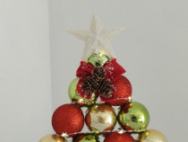 Brăduți din globuri.