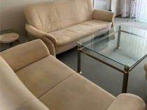 Set canapele cu tapiterie Lamous si masa cu blat de sticla.