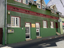 3 spatii comerciale si un apartament la mansarda
