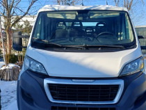 Peugeot Boxer cu benă neacoperită, 7 locuri, an 2017.