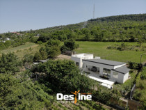 Casă sustenabilă 196 mp cu design futurist, &icirc;n natură, m