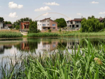 Vila moderna pe malul lacului, cu vedere panoramica