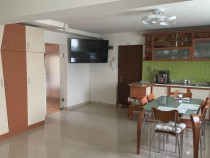 Apartament spațios de 3 camere de vânzare în zona Dece...