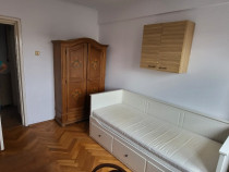 Inchiriez apartament 3 camere situat central (langa Primaria Oradea)