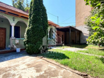 Casa la curte comuna 4 camere, zona Centrala